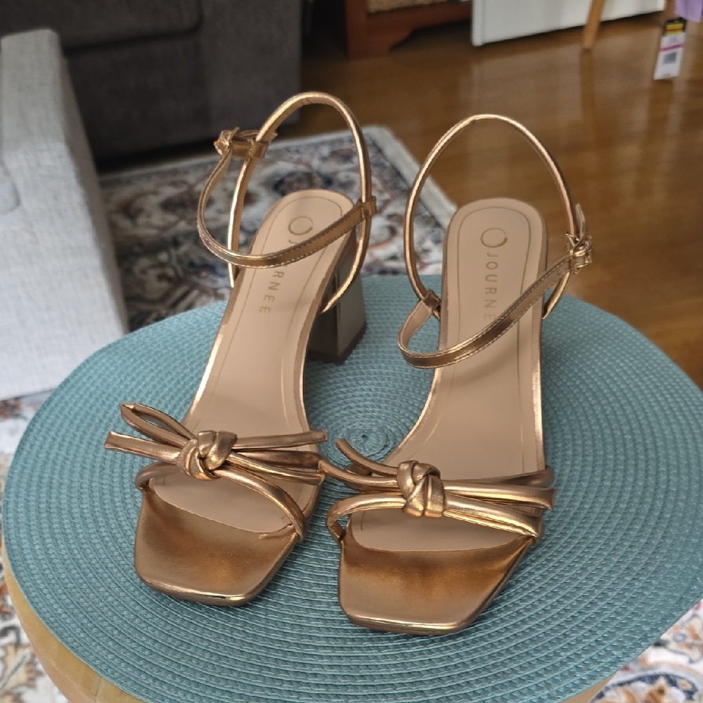 JOURNEE BRAND WOMEN'S FANCY GOLDTONE STRAPPY SANDAL SIZE 9